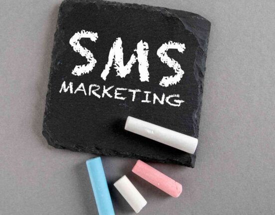 SMS marketing dla firm – masowa wysyłka wiadomości do klientów jako skuteczne narzędzie komunikacji i sprzedaży